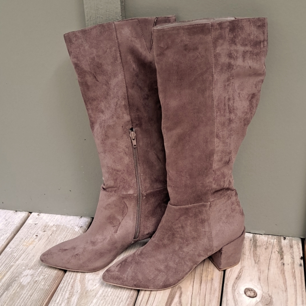 NWT. NEVER WORN CHARLES DAVID HARBOR BOOT IN TAUPE MICROSUEDE. SZ 9